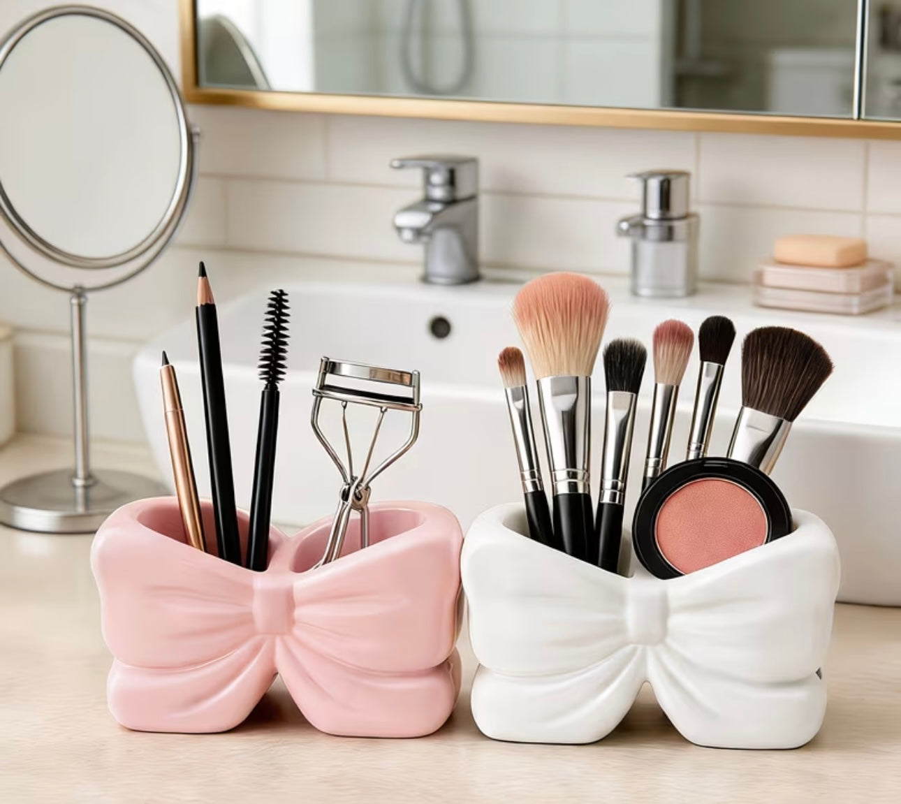 Cute Bow-Shaped Makeup Brush Organizer
