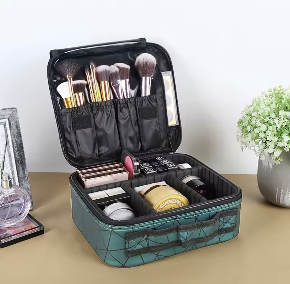 Makeup Organizer Travel case with black zipper